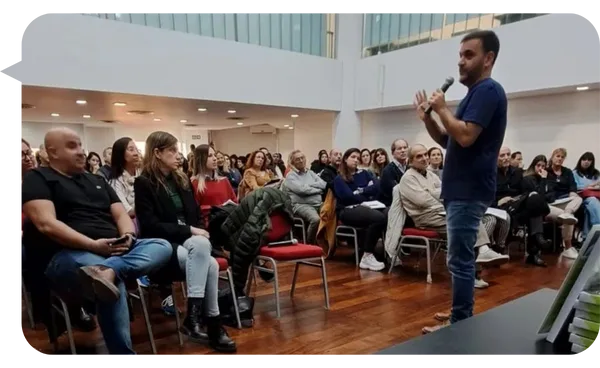 Juan Francisco Retali presentando ante audiencia.