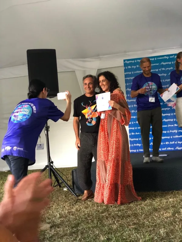 Paula Dinaro en evento corporativo con enfoque en impacto y autoridad escénica sobre Liderazgo Consciente
