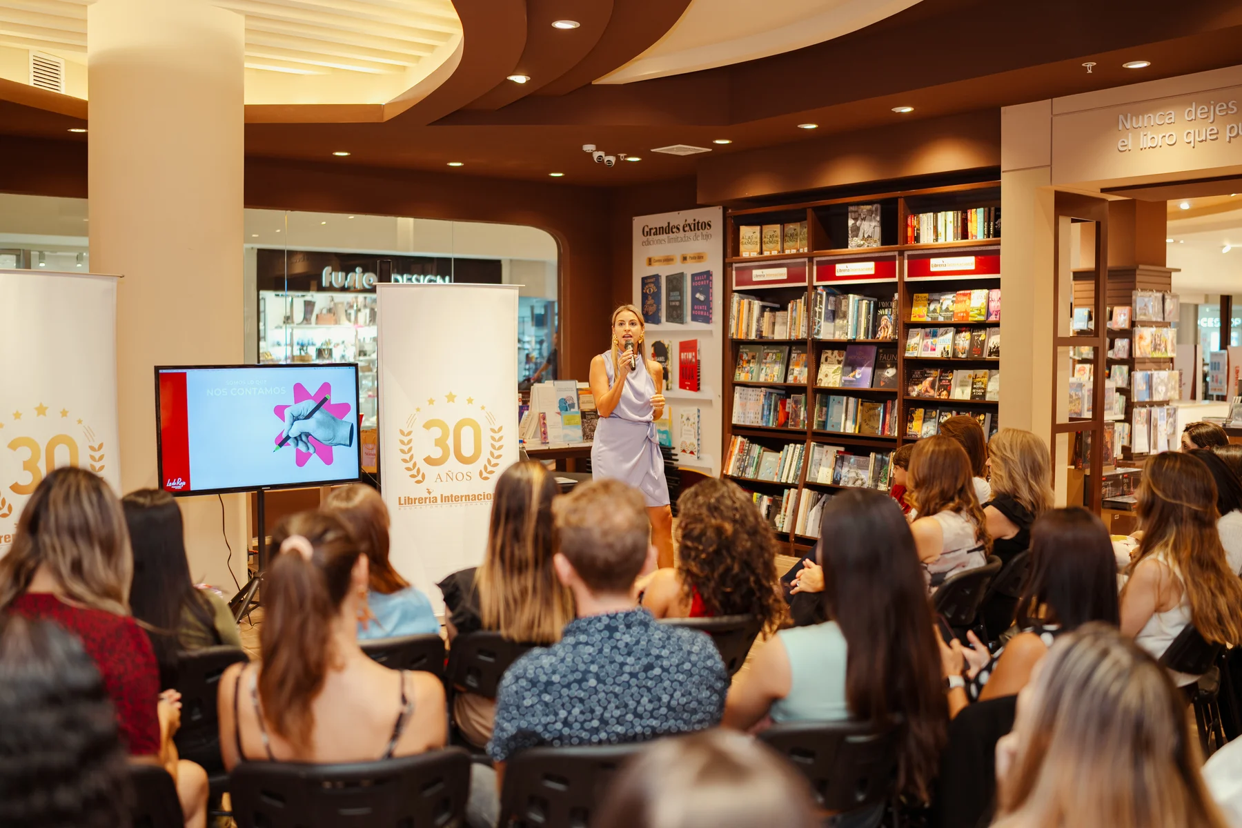 Rebeca Barzuna durante el lanzamiento de su libro STIMMA en Librería Internacional