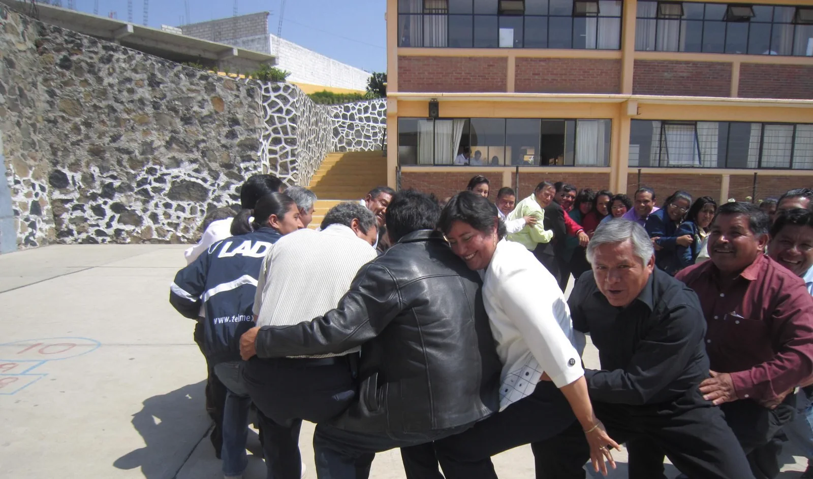 Verónica Campos trabajando con participantes en un taller de desarrollo organizacional.