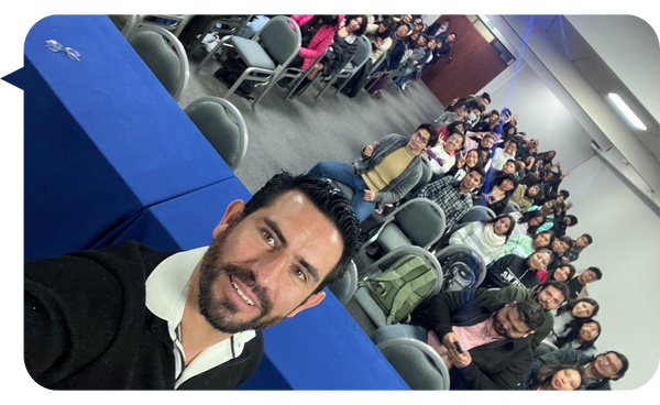 Conferencia de Jorge Fuchs frente a una audiencia llena en un auditorio.