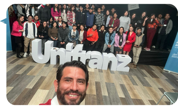 Jorge Fuchs se toma una selfie con un grupo de participantes en un evento de Unifranz.